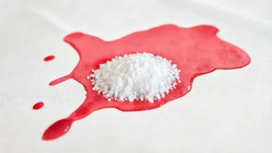 Kırmızı şarap lekesi üzerine tuz dökülerek yapılan acil müdahale ve leke çıkarma yöntemi.