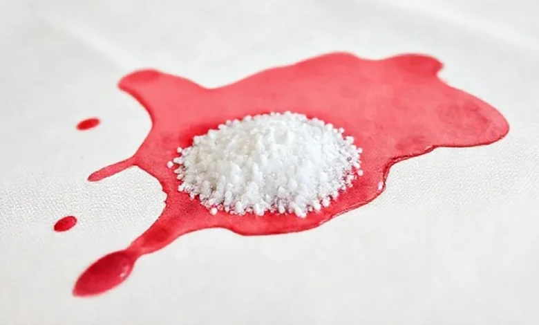 Kırmızı şarap lekesi üzerine tuz dökülerek yapılan acil müdahale ve leke çıkarma yöntemi.