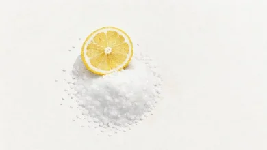 Kıyafetlerdeki yağ lekesini çıkarmak için doğal tuz ve limon kürü.
