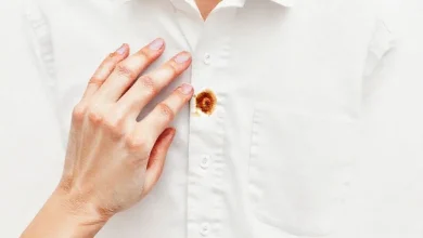 Beyaz gömlekteki kurumuş kahve lekesi. Etkili leke çıkarma yöntemleri ve pratik temizlik çözümleri.