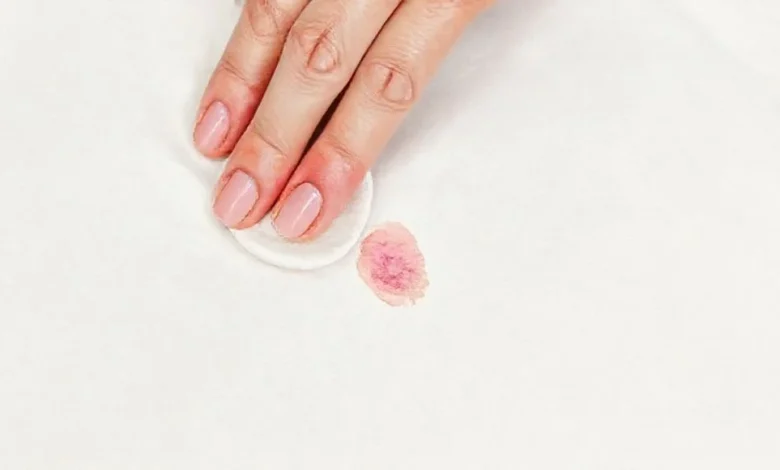 Asetonsuz oje lekesi çıkarma yöntemleri. Evde doğal yollarla oje lekesi temizleme ipuçları.